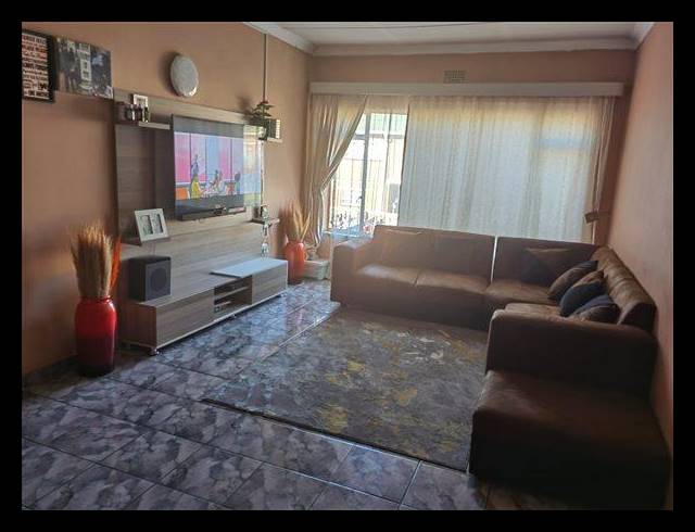 2 BEDROOM APARTMENT FOR SALE IN KEMPTON PARK CENTRAL